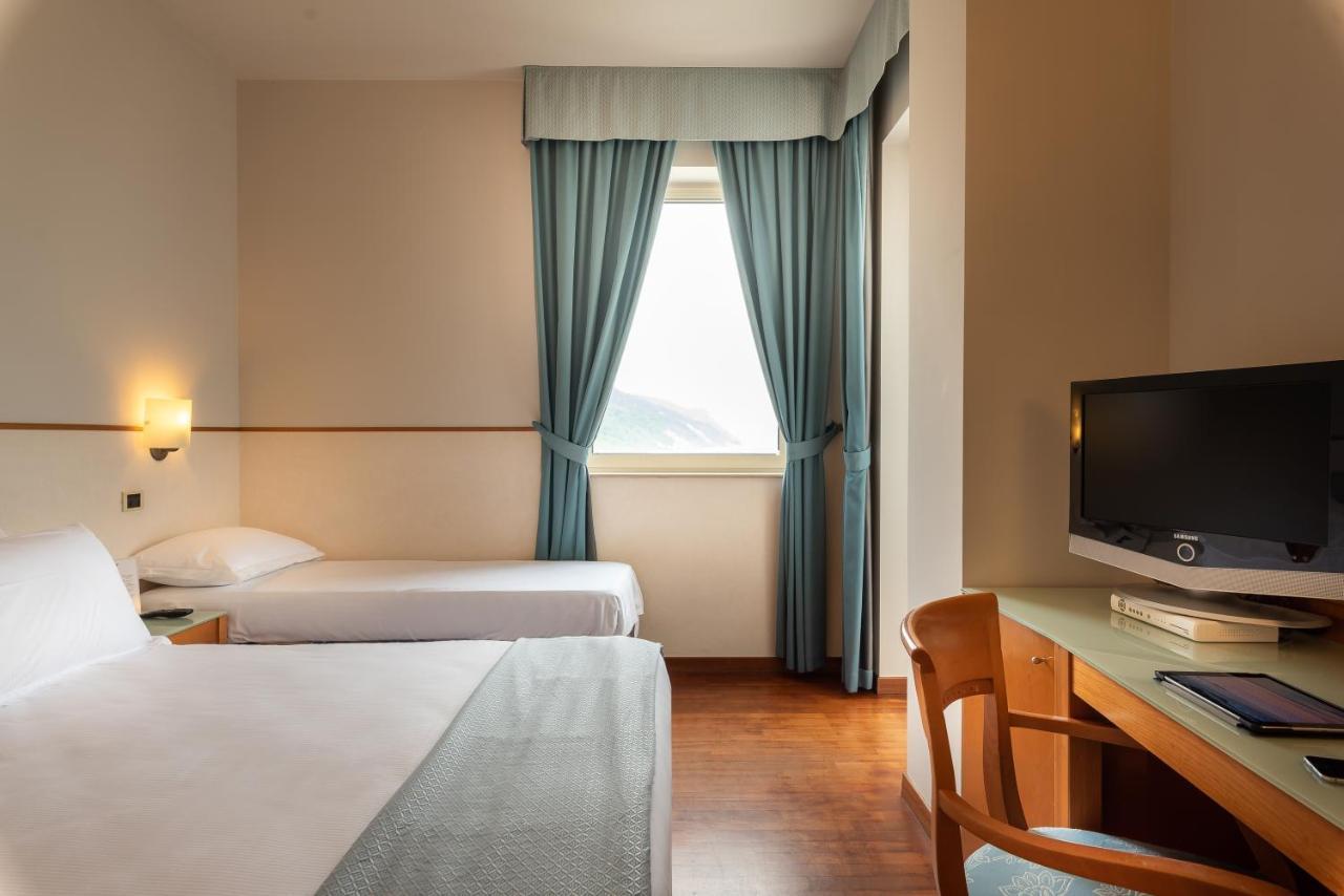 Hotel Baia Flaminia Pesaro Esterno foto